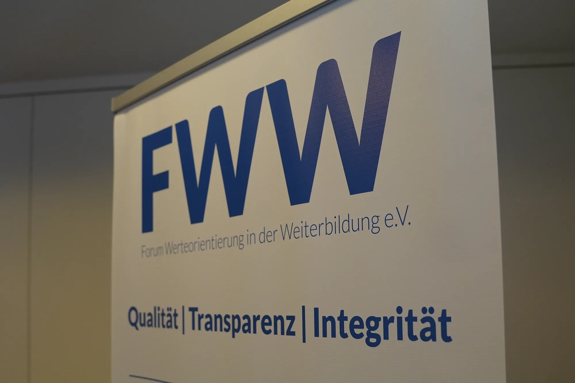 Rollup Aufsteller vom Forum Werteorientierung in der Weiterbildung e. V.