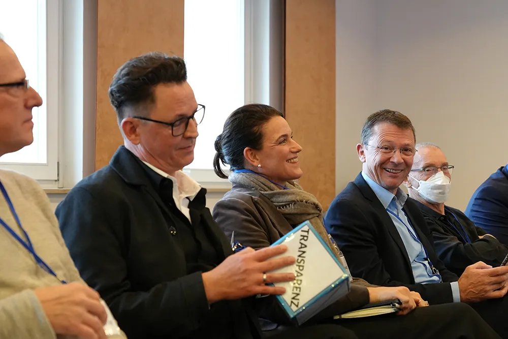 Eine Person hält einen Würfel mit dem Schriftzug Transparenz