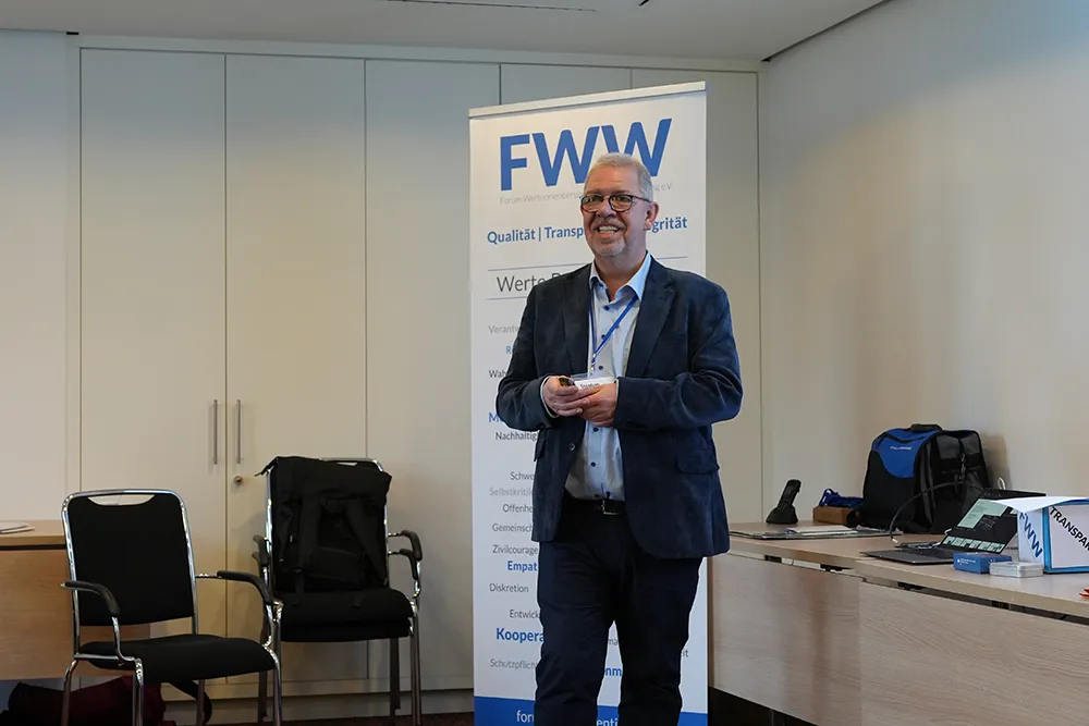 Stephan Gingter hält einen Vortrag beim Forum Werteorientierung in der Weiterbildung