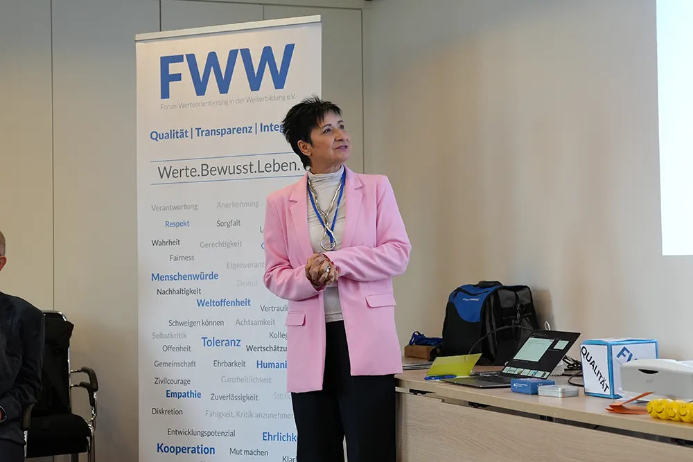 Annette Eich hält eine Präsentation