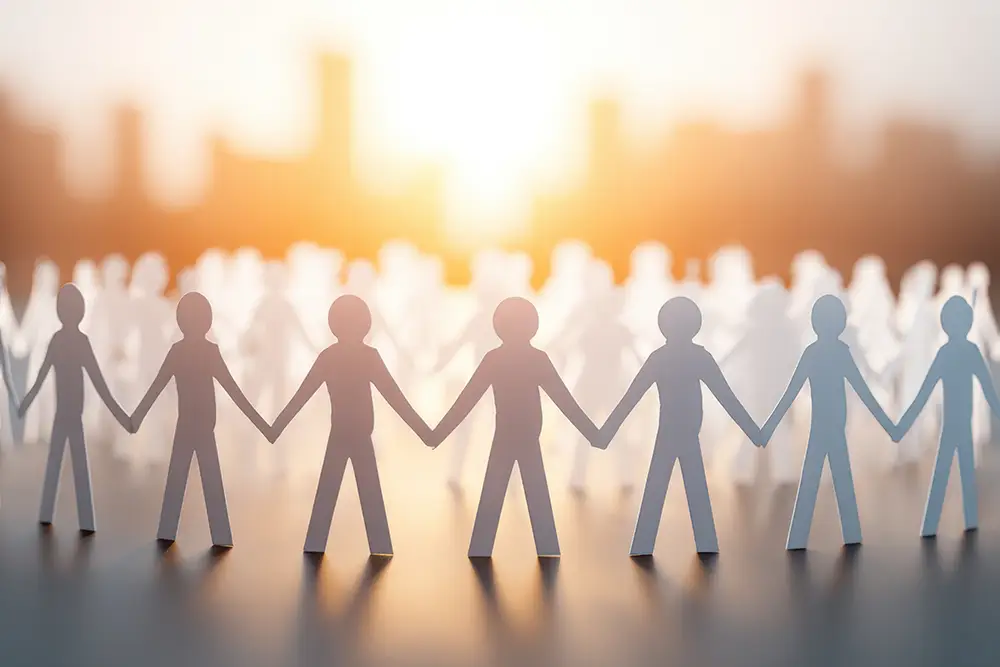 Papiermännchen halten Händchen