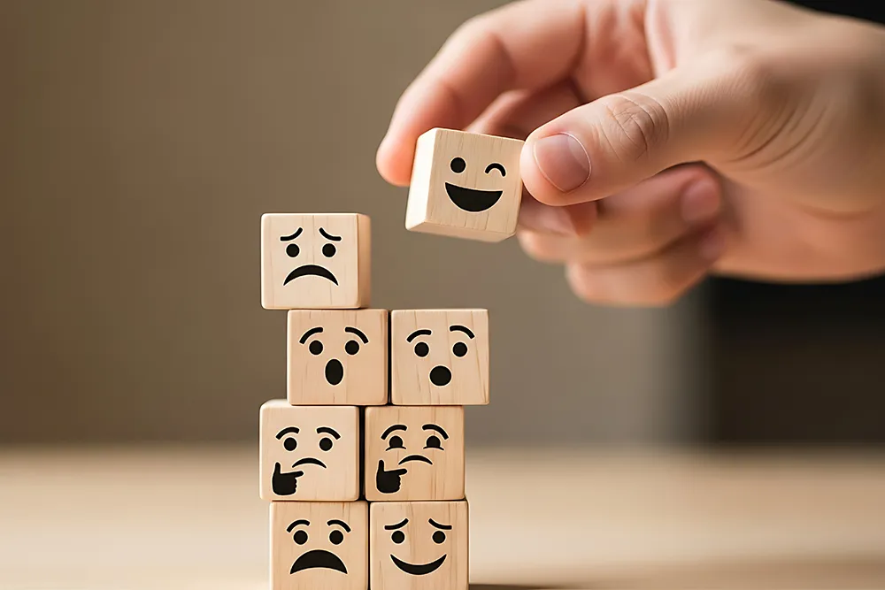 Hand stapelt traurige Holzklötze