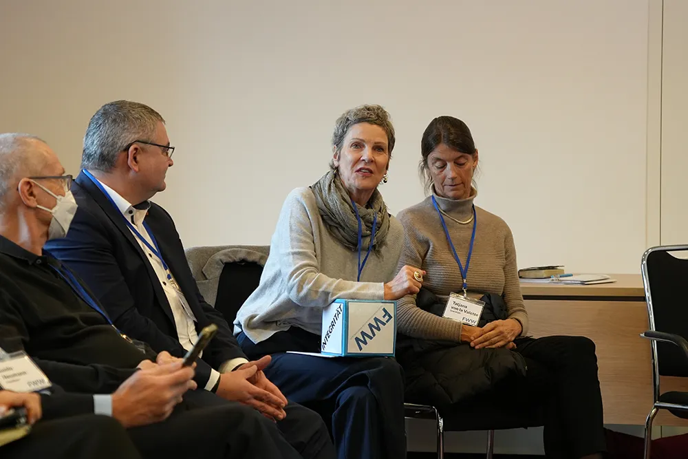 Mitglieder führen eine Unterhaltung