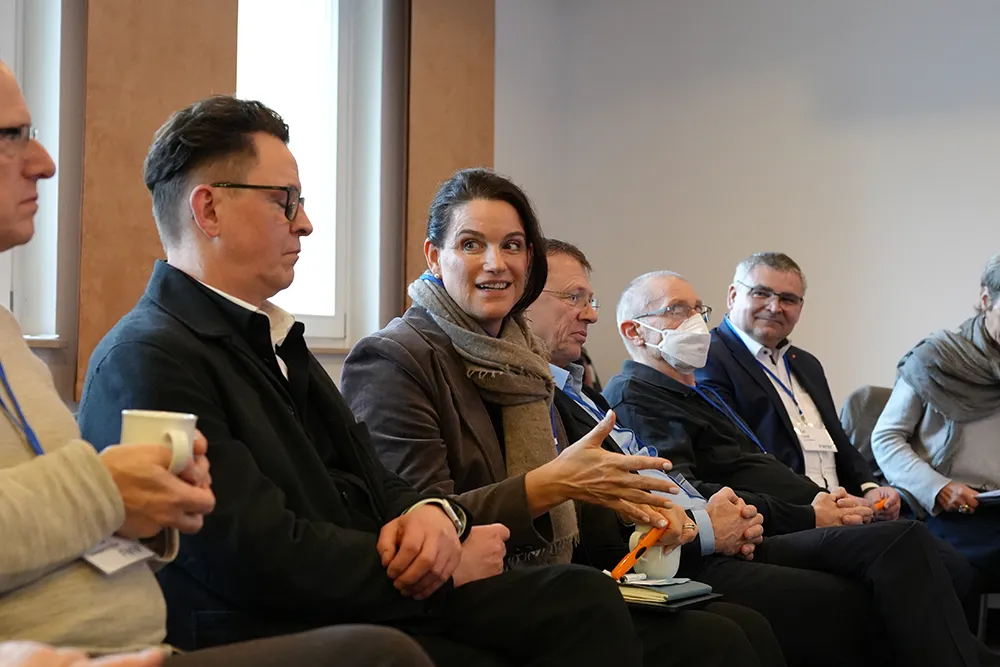 Mehrere Mitglieder führen eine Unterhaltung