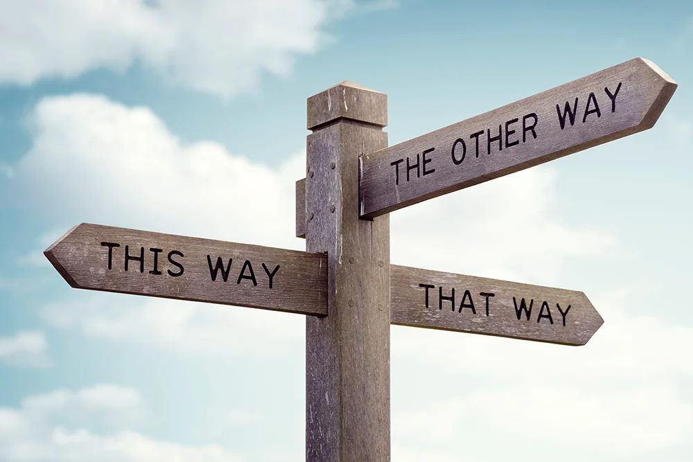 Wegweiser mit drei Richtungspfeilen