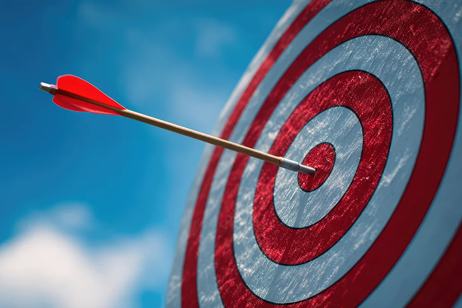 Pfeil steckt in einer Zielscheibe